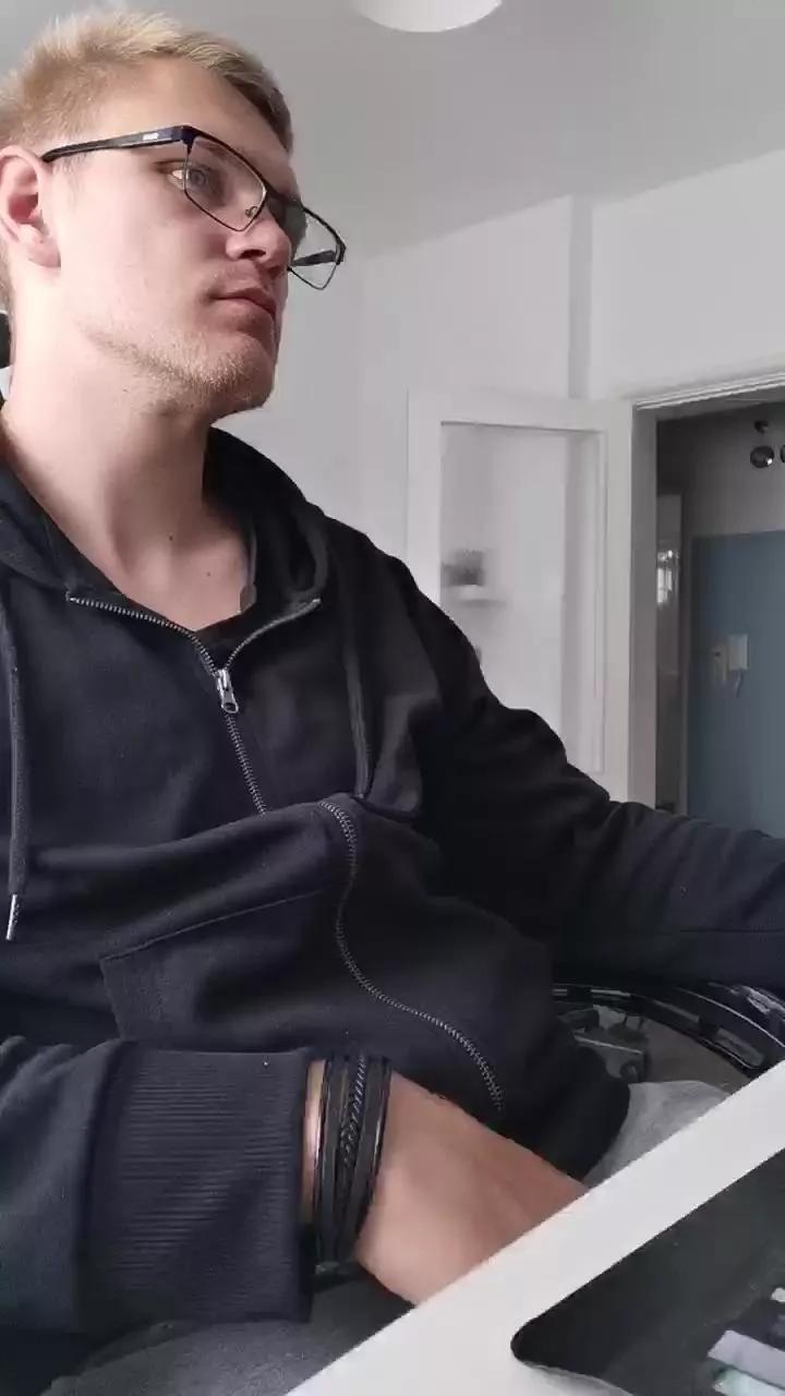 Aleex325 on Cam4 