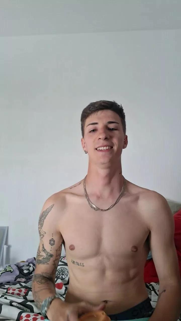 alexbg2_sexy on Cam4 
