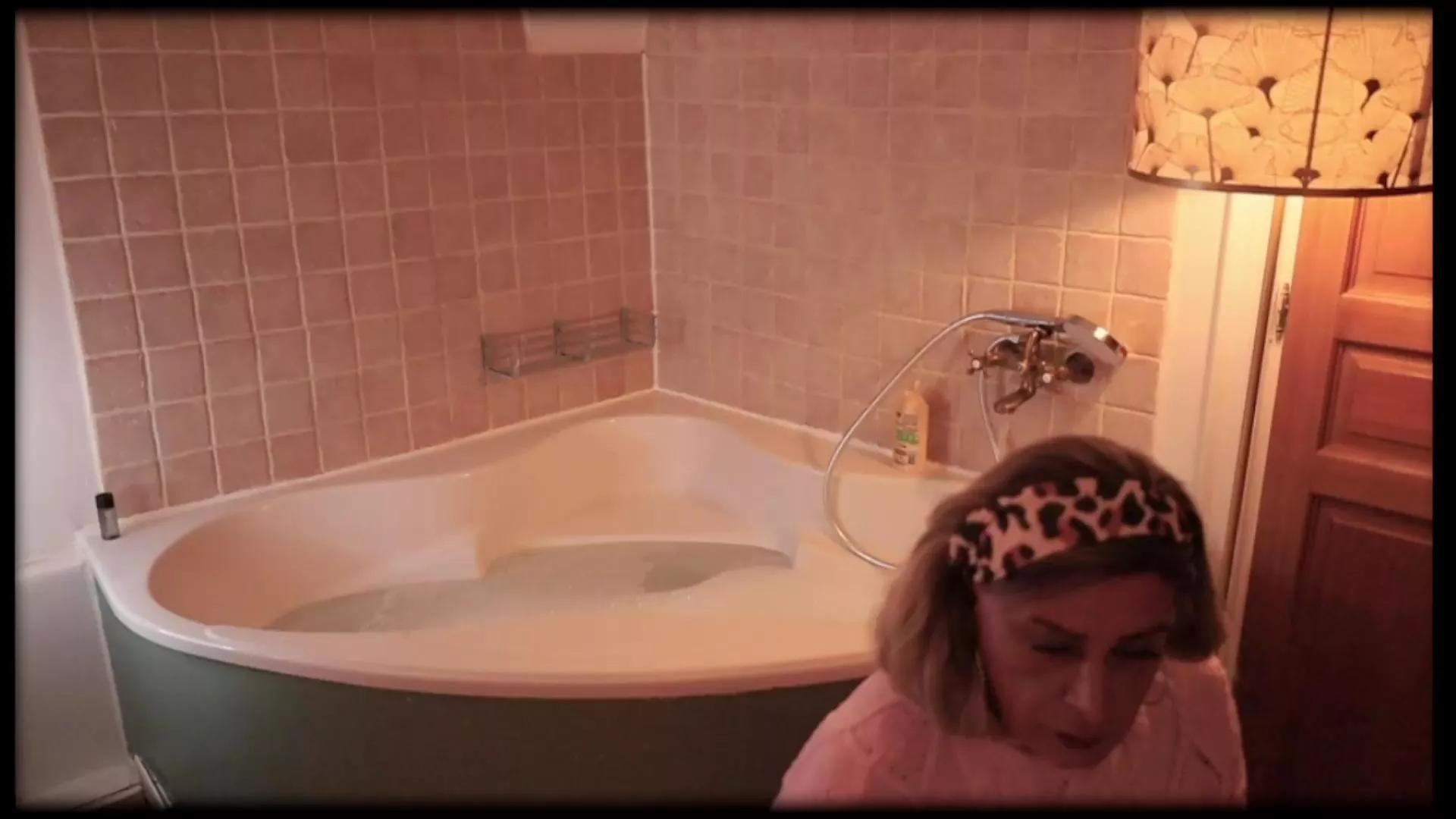 Anazone1 on Cam4 