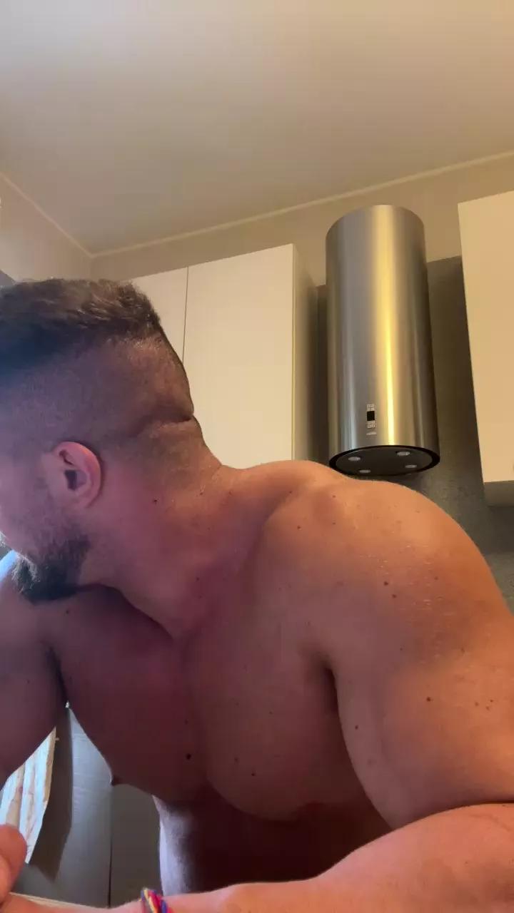 Bigwhitebull on Cam4 