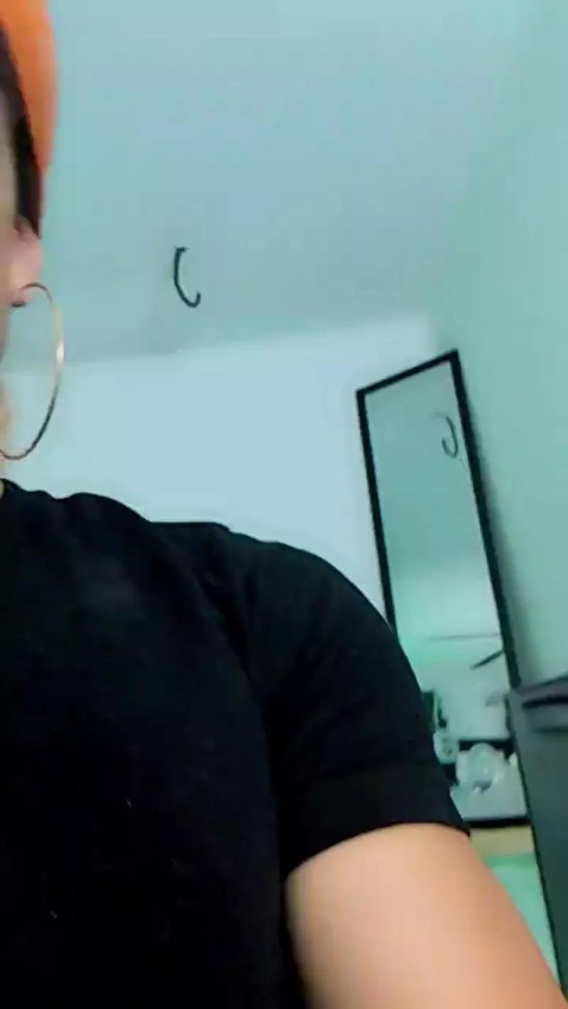 Chillifrog86 on Cam4 