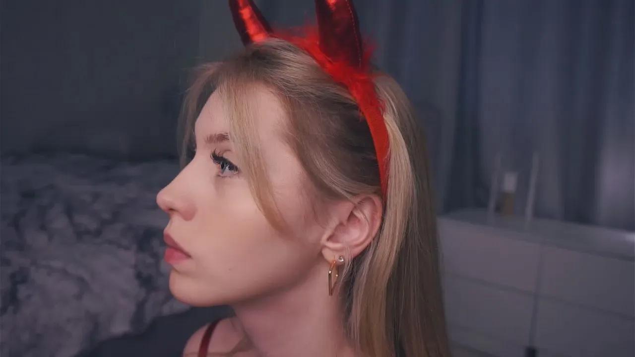 ErlineEggett —  #anal #threesome #lesbian #pornstar #cosplay #femdom #swinging