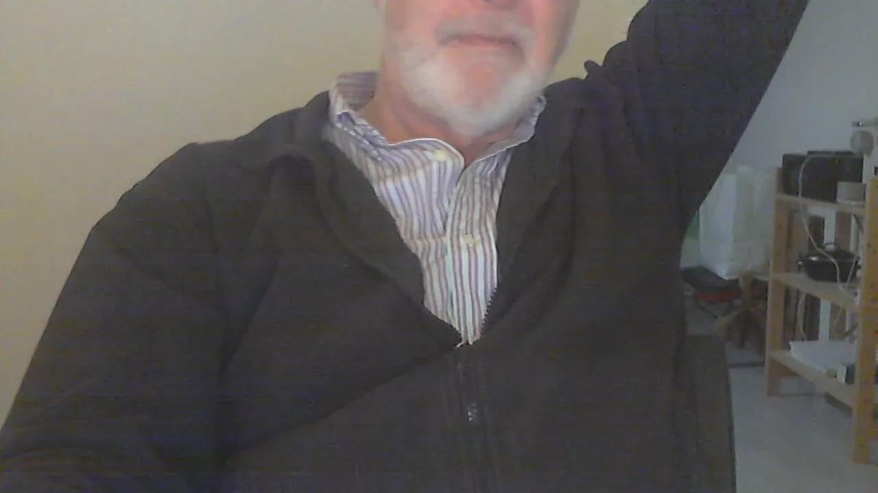 hairybull on Cam4 