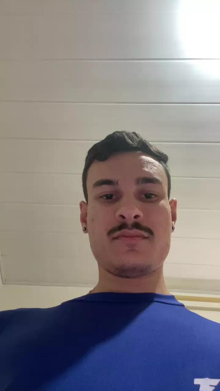 Henriquezaumm on Cam4 
