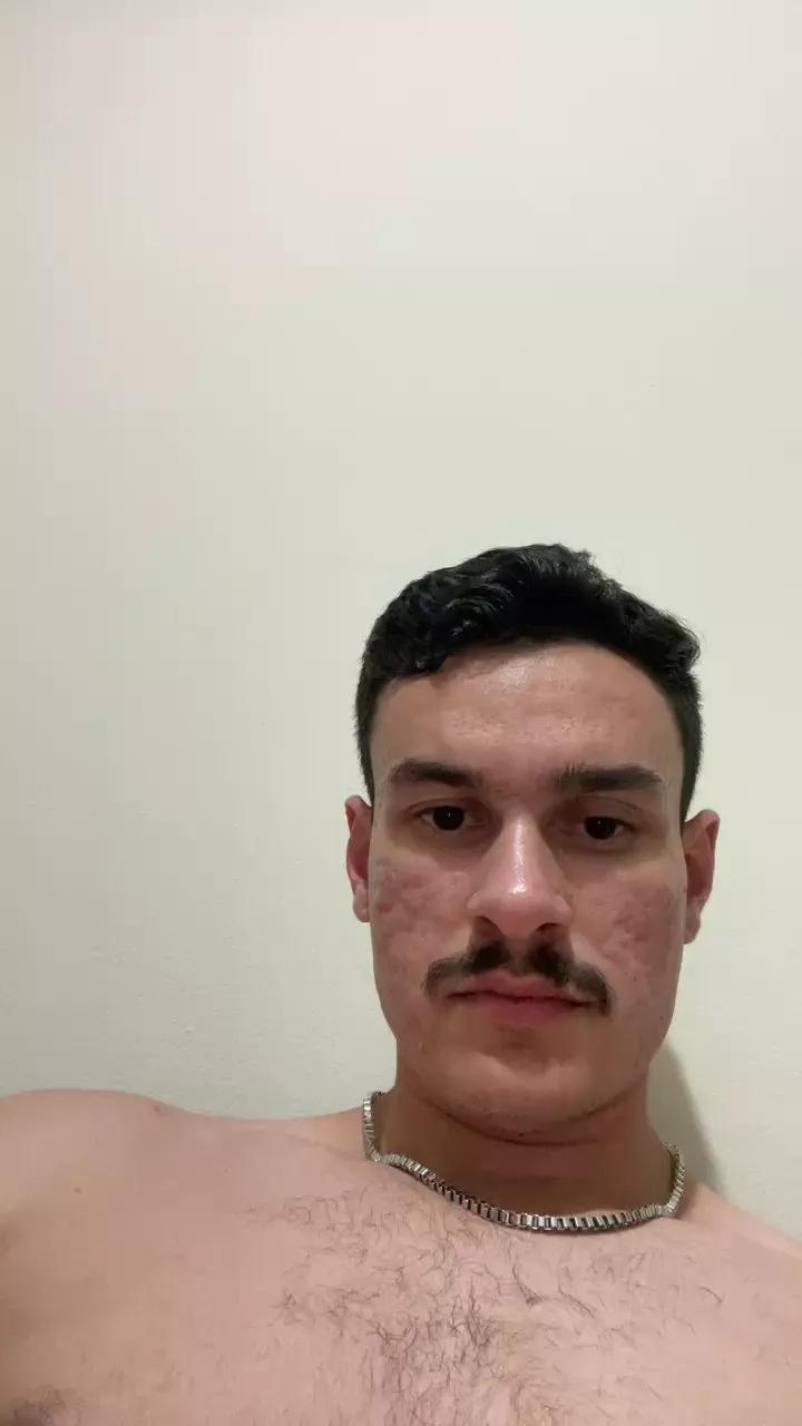 Henriquezaumm on Cam4 