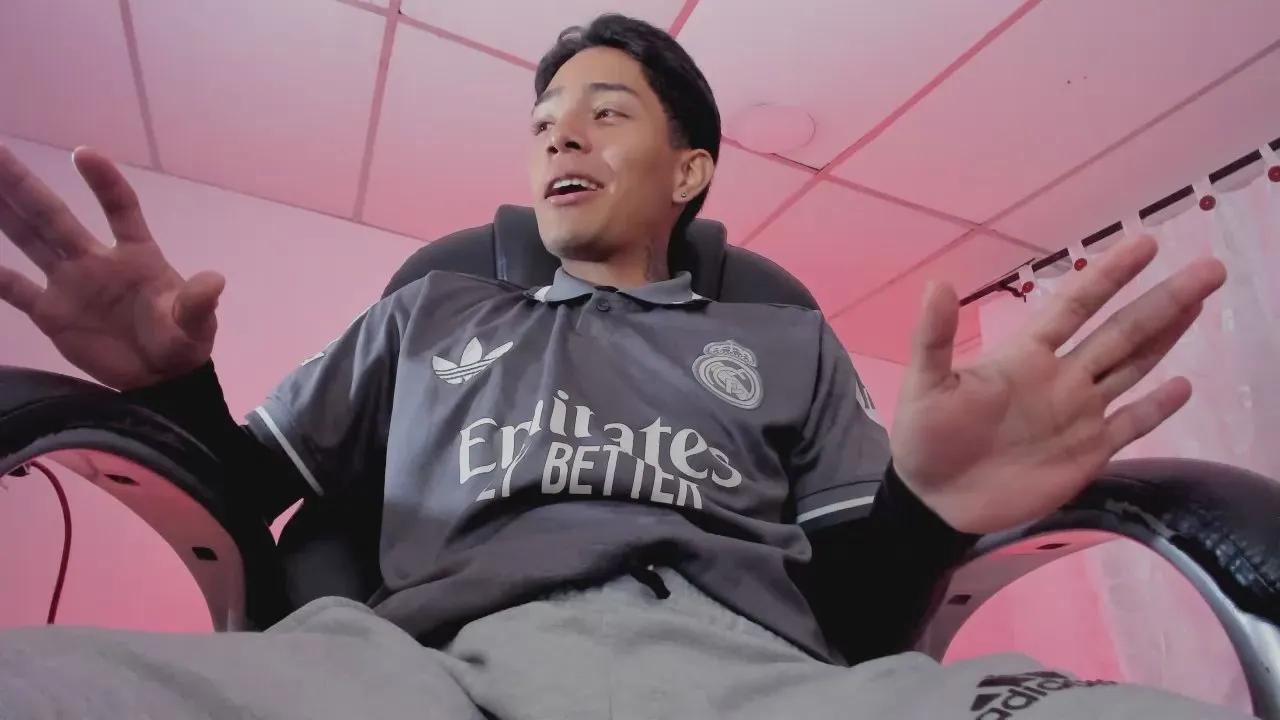 Hunter_Booy —  #feet #bigass #masturbation #milk #schoolgirl