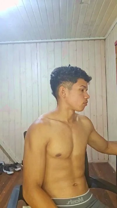 IsaacVnz — Freechat on Cam4