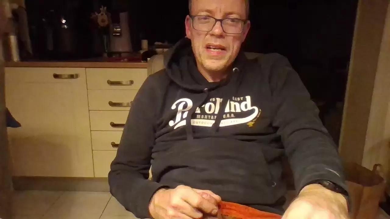 jwo100 on Cam4 