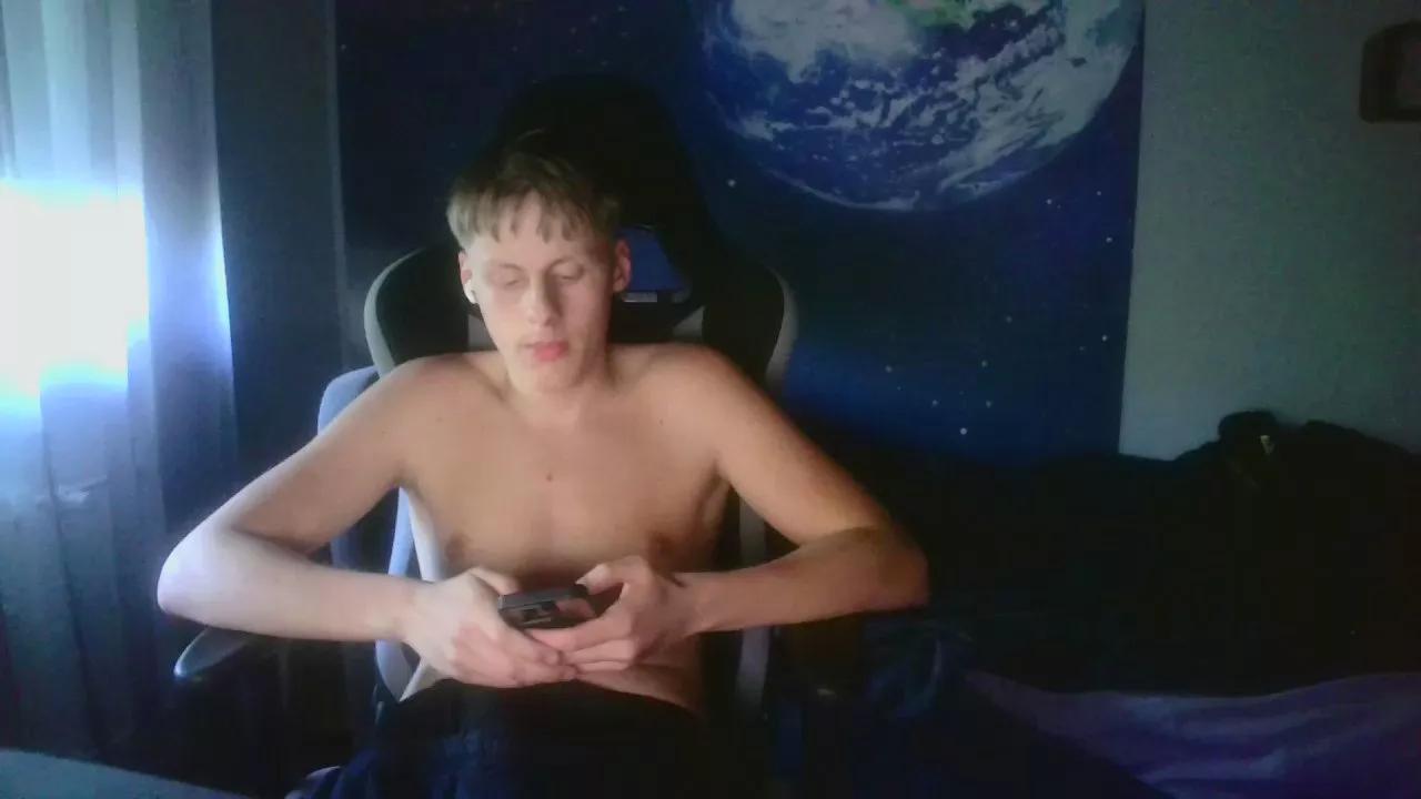 looverboy18y on Cam4 