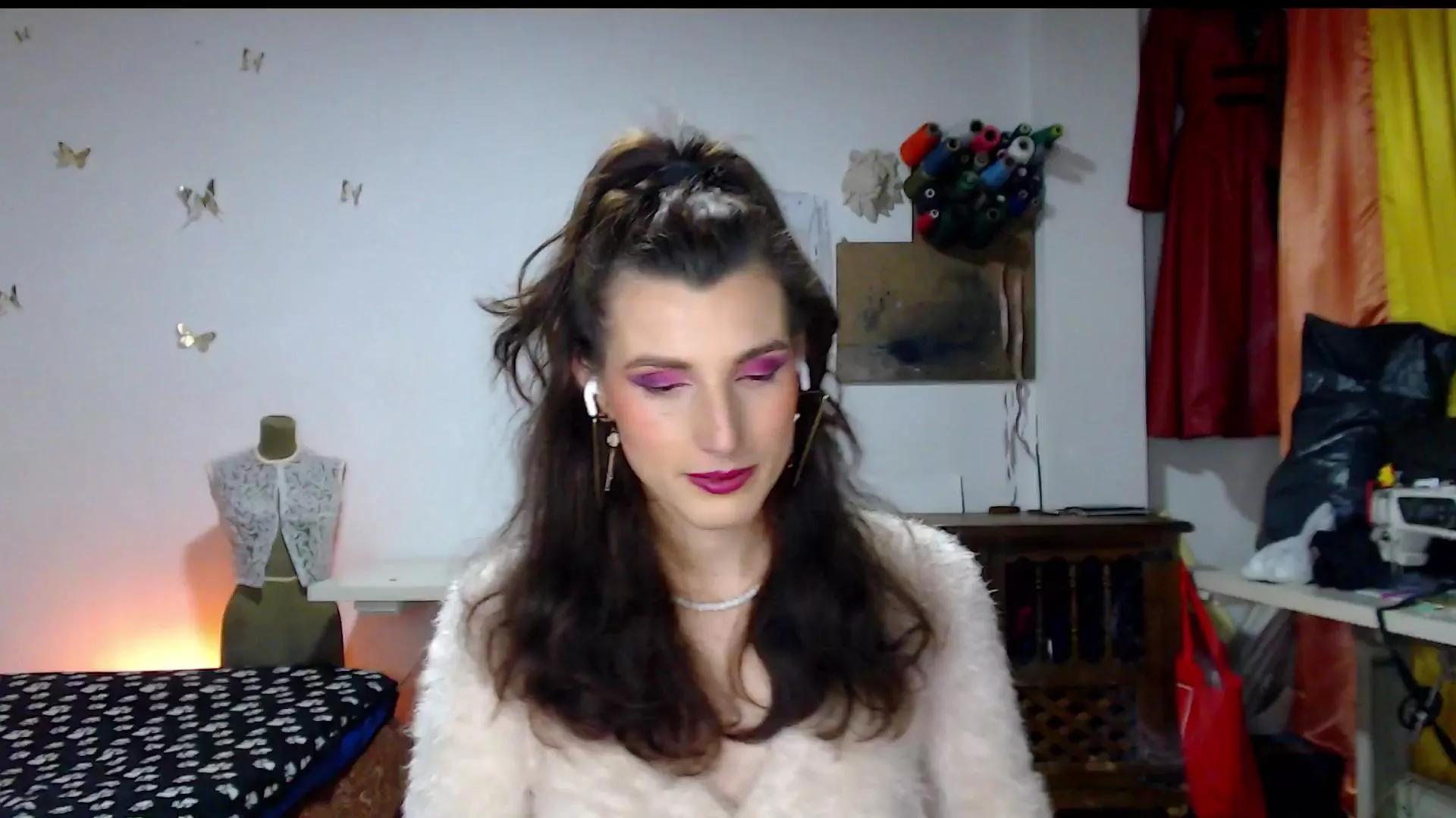 moira_hot on Cam4 