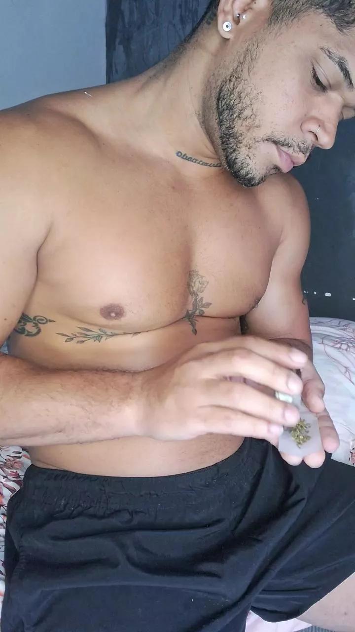 RealCria on Cam4 