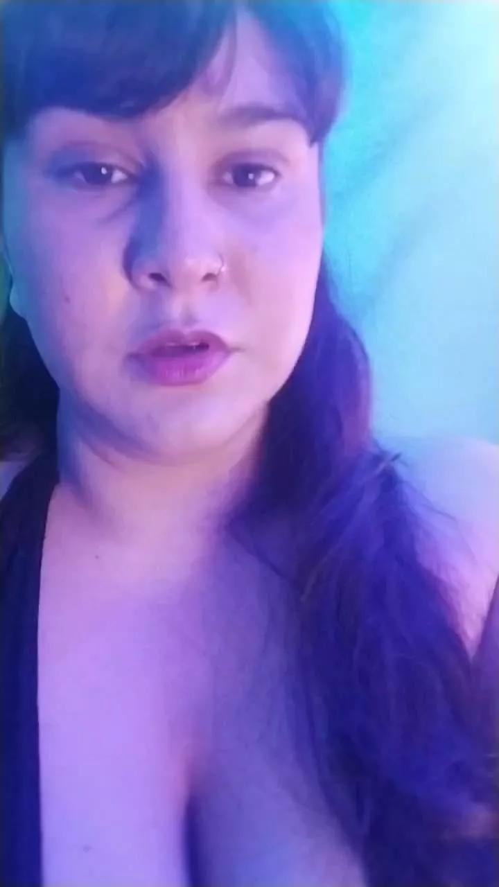 WineBee on Cam4 