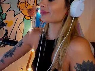 lyannaa on CamSoda 