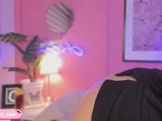 sweet-julieta1 on CamSoda 