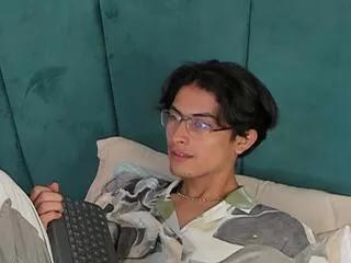 aaron_ez on Flirt4Free 