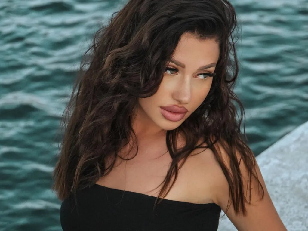 AlisaDiLaurentis — Good energy, deep eye contact, luxury without excess, passion with control, and conversations that flow naturally.

I'm attracted to generous and confident men who know how to spoil a glam woman.