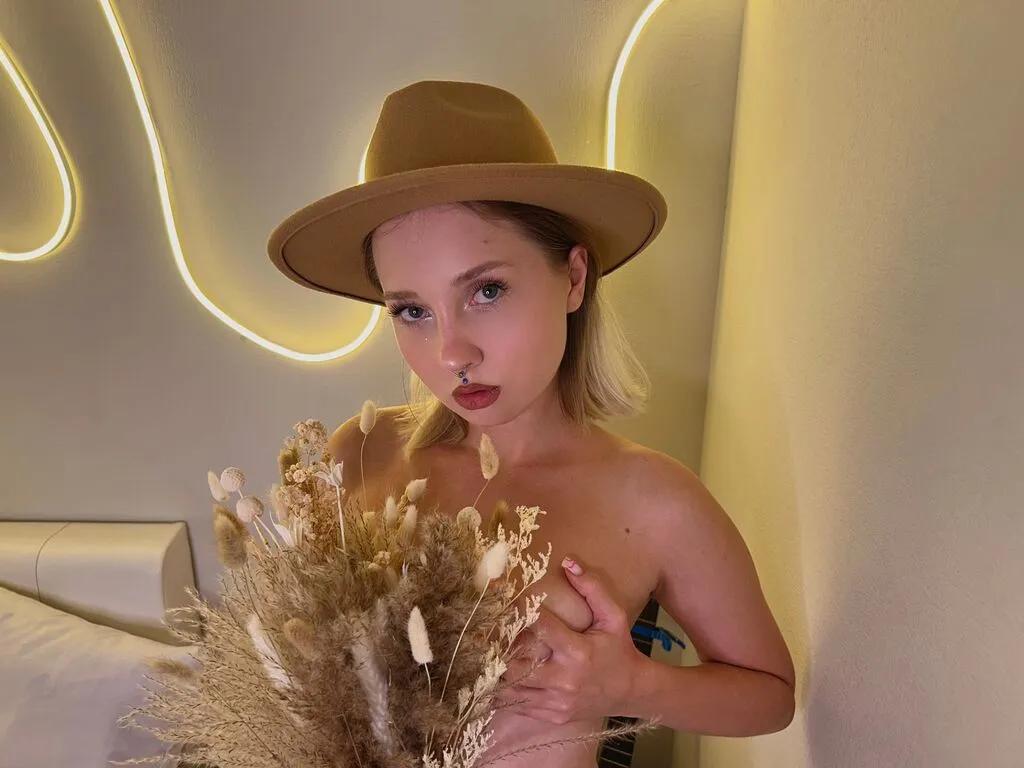 CandiceKingz — I love to travel and discover new horizons, because every new country is an opportunity to explore not only the world, but also our desires. Communication ignites passion in me, and music fills my life with a special rhythm, awakening the most secret...