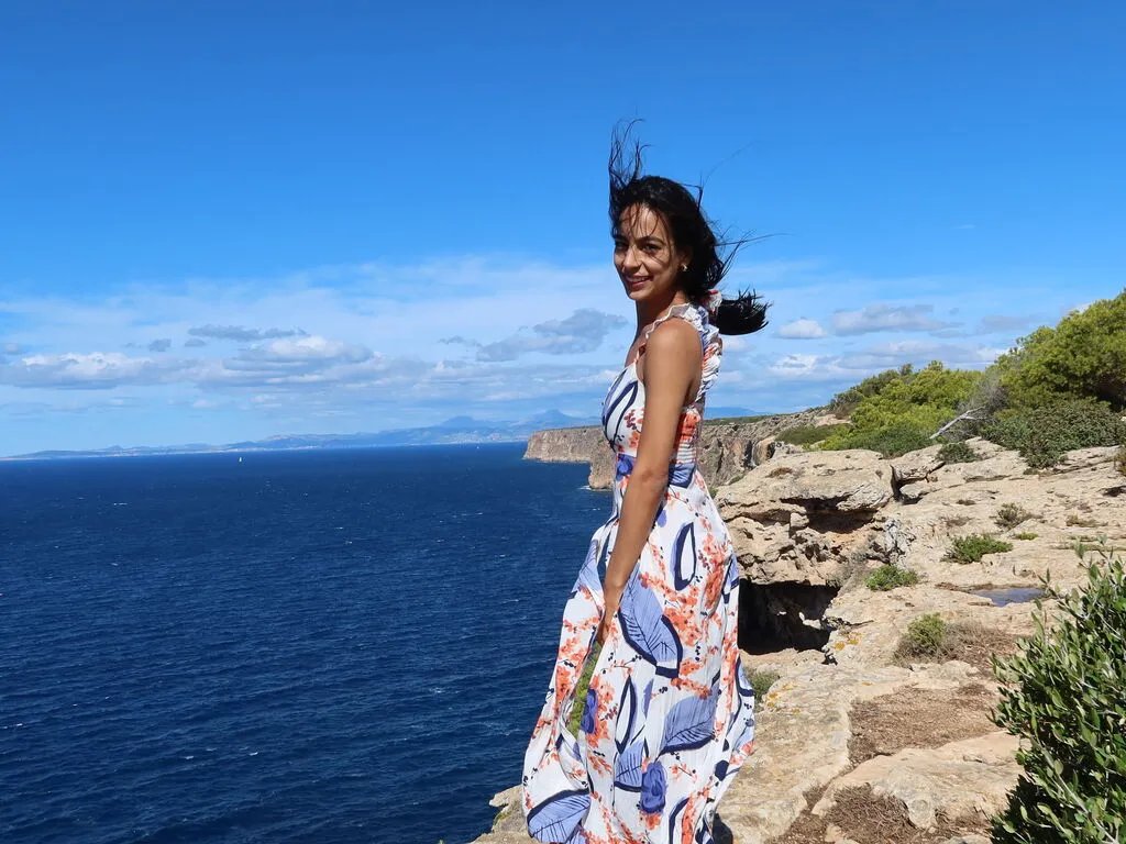 Gaenor — I like reading and discovering new places where nature lives, having a good chat over a cup of coffee, and simply enjoying the moments.