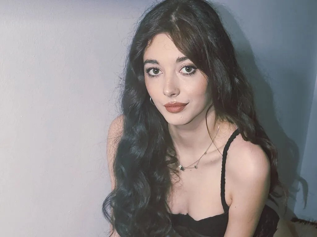 JulieStars — I'm passionate about music, drawing, and moments that create a good vibe. I enjoy discovering new things, relaxing, and having pleasant conversations. What about you?