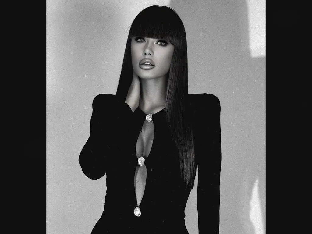 LanaRhode — I love traveling and following what makes my heart beat faster. I carry a heart as warm and pure as my soul.