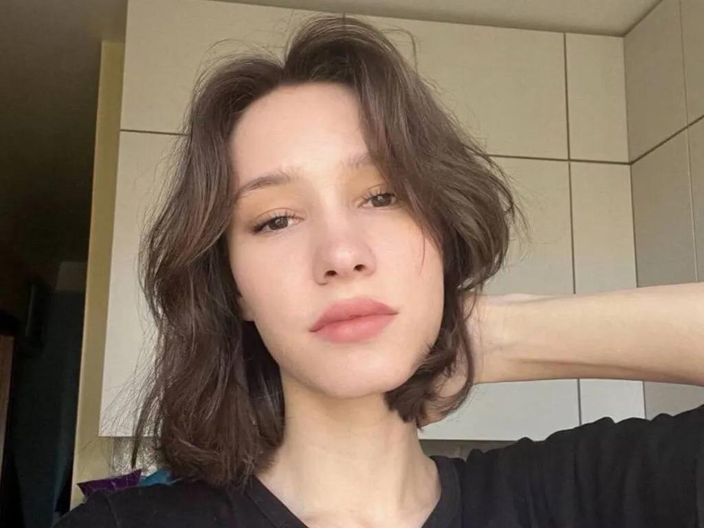 LiveJasmin LavondaAlvizo is Freechat LavondaAlvizo — I adore the subtle dance of flirting. A playful glance, a suggestive smile, a witty remark -- it's all about the spark! It's an art of connection and attraction. It is playful and fun.