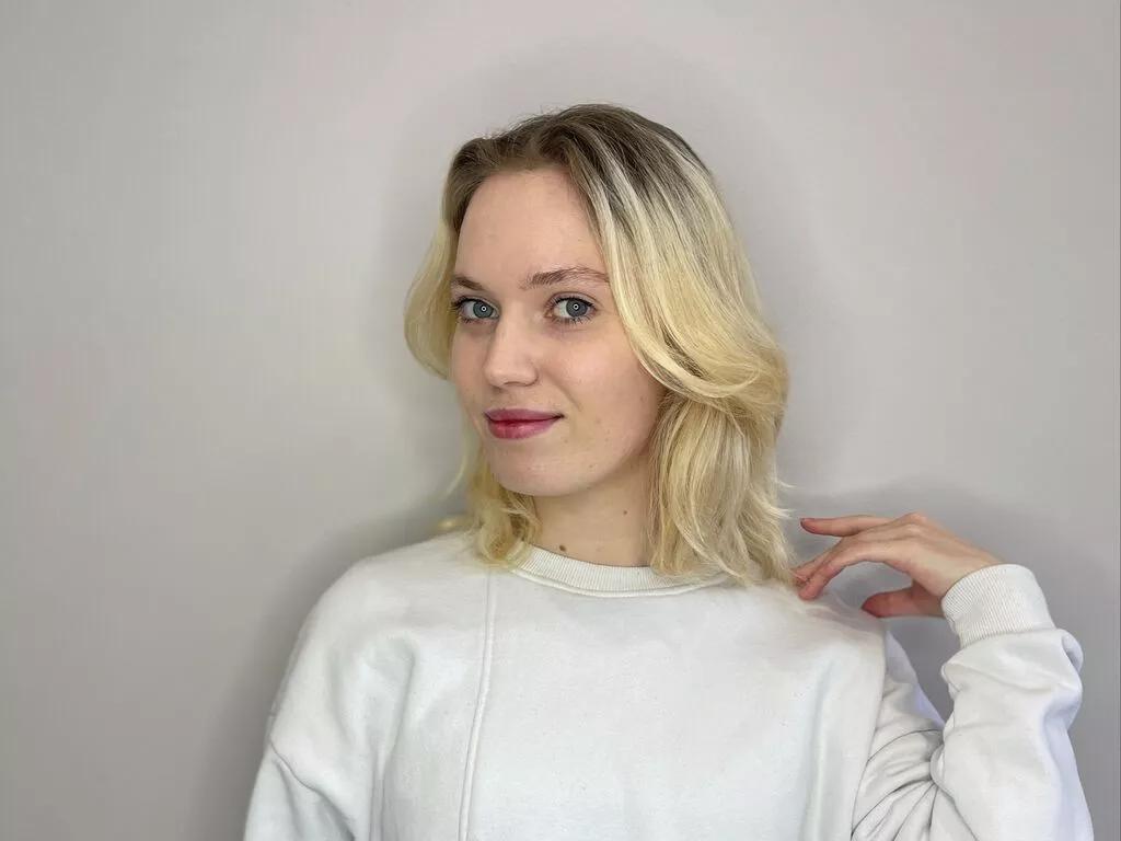 LiveJasmin LynGoodhart is Group LynGoodhart — I love a lot of things from bicycling to anime, but if I had to choose, I'd probably go for oriental food, bicycles, and technology from smartphones to cars!