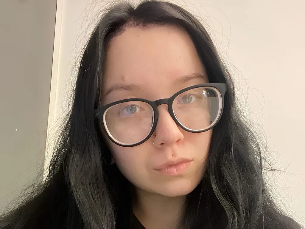 LiveJasmin MiaWallees is Freechat MiaWallees — I love when someone knows how to spark my interest --- not just with words, but with attention, imagination, and a little bit of playful energy. I'm all about real chemistry and a touch of fire.