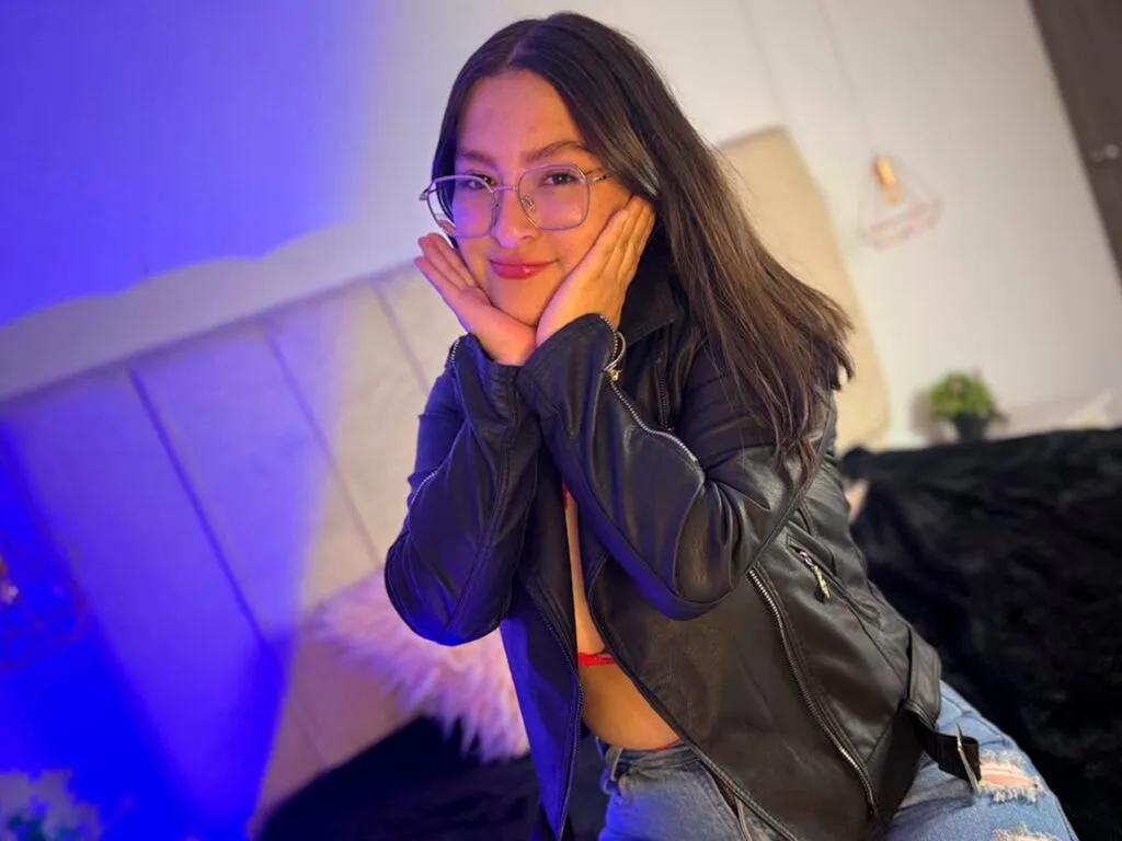 ValeriaMontclair — I love chocolate ice cream, long hugs, affectionate dogs, and patient, confident, and honest men. I love learning from someone who knows how to guide with calm and firmness. Deep gazes, conversations that make me smile, and unexpected little details...