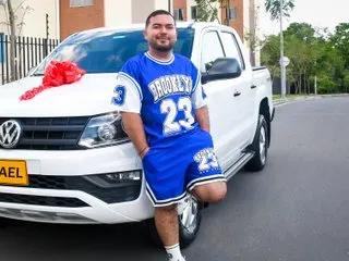 GaelBear — In my show you will find a virile and playful bear, strong and masculine, ready to ignite your fantasies. I mix humor, desire and provocation to turn every moment into pure excitement.