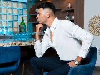 George_Collins — Mon show est centre sur vous et votre plaisir. Je suis la pour realiser vos fantasmes en jouant avec moi et mon corps comme vous le souhaitez : penetration, doigte, ejaculation, jeux de role, un patron dominant, il me fera baiser encore et encore.