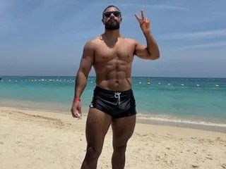 Santiago_huntt — I love moving to the rhythm of the music while I'm naked in the private area, I like to lubricate my body so that my muscles shine, I'm a very nice guy that can take you from having a nice conversation to having a horny moment.