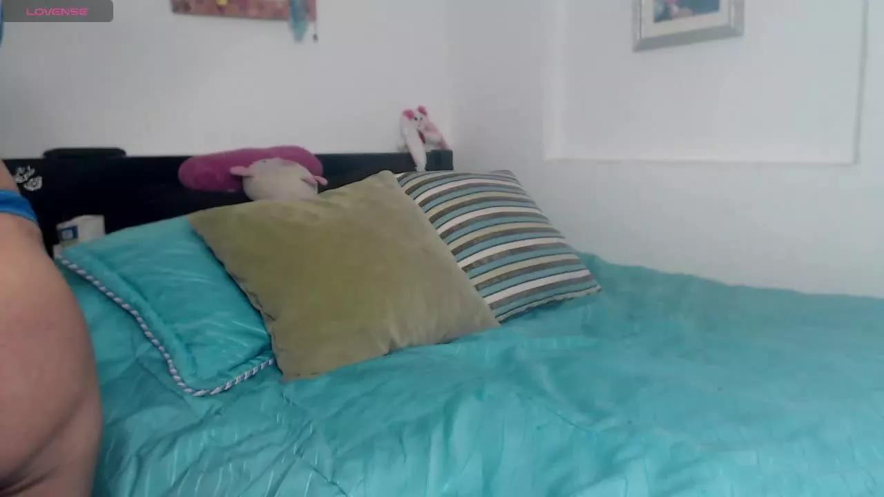 ValeriePeach on Streamray 