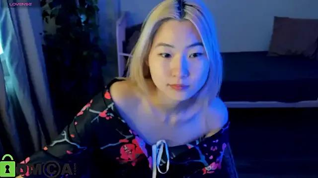 Aisi_18 on StripChat 
