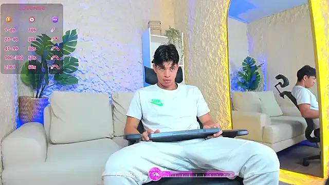 Benjamin_More on StripChat 