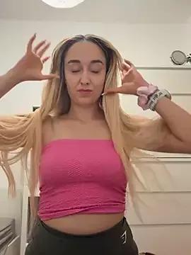 BlondBellaxxx on StripChat 