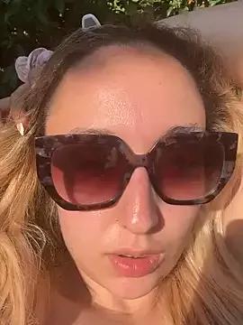 BlondBellaxxx on StripChat 