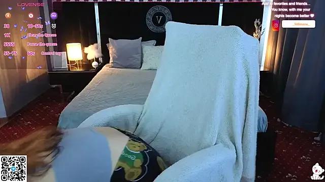 Clumsy_Nana on StripChat