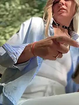 Crazy-Rosa — Naked dildo pussy in the park