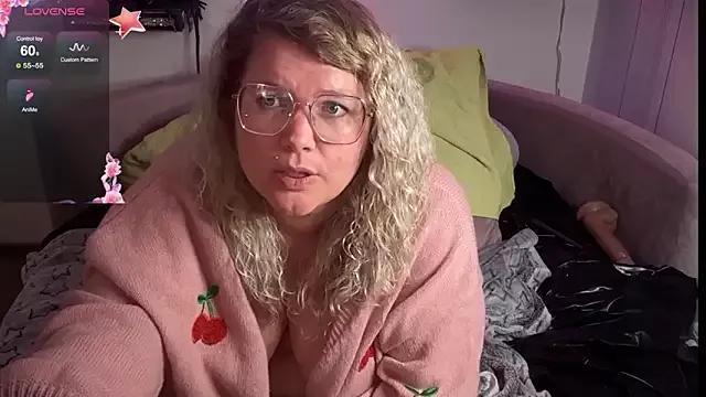 CurvyAnonymousGirl89 on StripChat