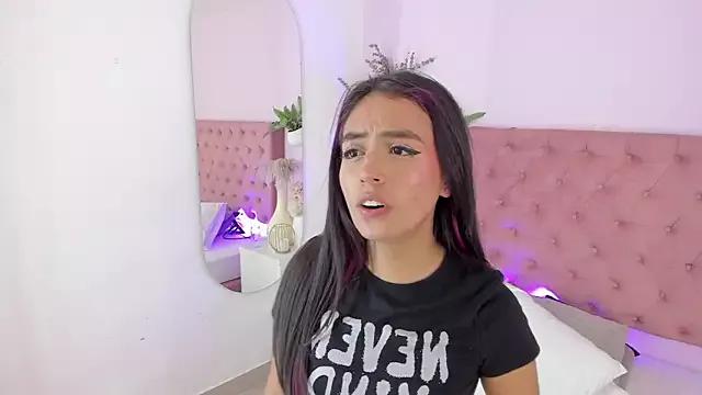 Freechat emily_bank on StripChat