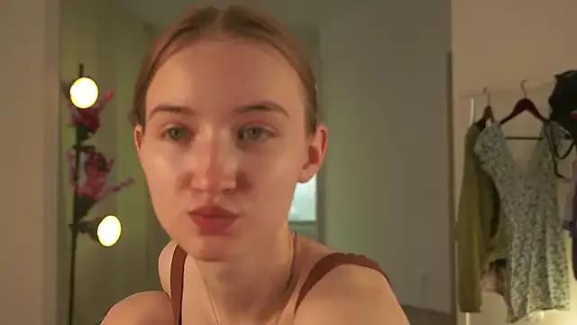 HenriettaCoppinger on StripChat 