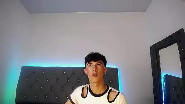 JULLIAN_ on StripChat 