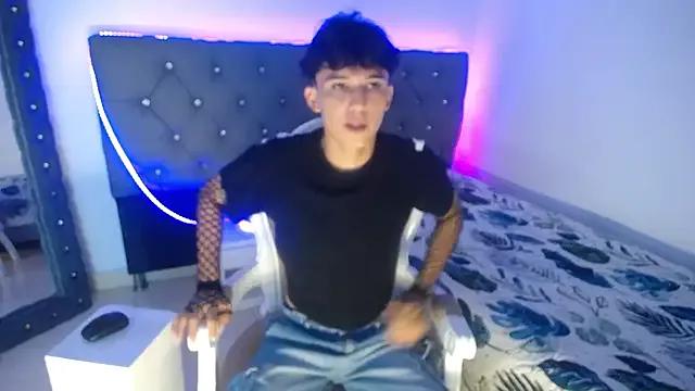 JULLIAN_ on StripChat 