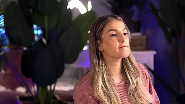 KellyMathews on StripChat 