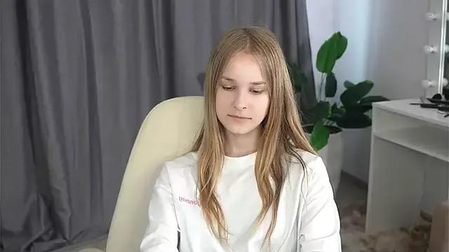 KylaNahari on StripChat 