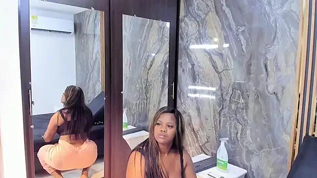 LauraSaenz01 on StripChat 