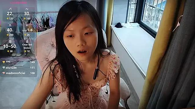 Lena-yyds on StripChat 