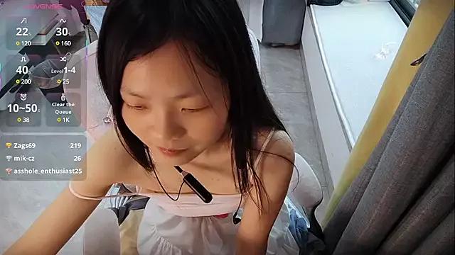 Lena-yyds on StripChat 