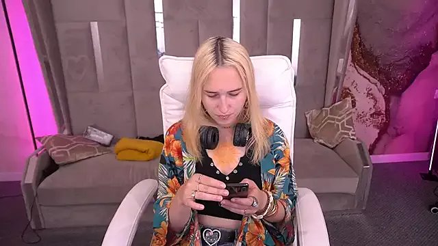 LilElfie on StripChat 