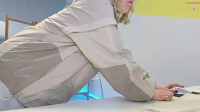 LovlyBambi on StripChat